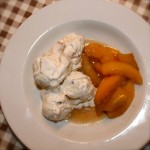 IJs met warme perziken en honingsaus IJs met warme perziken en honingsaus