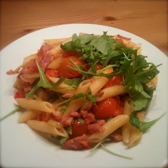 Penne met bacon en rucola