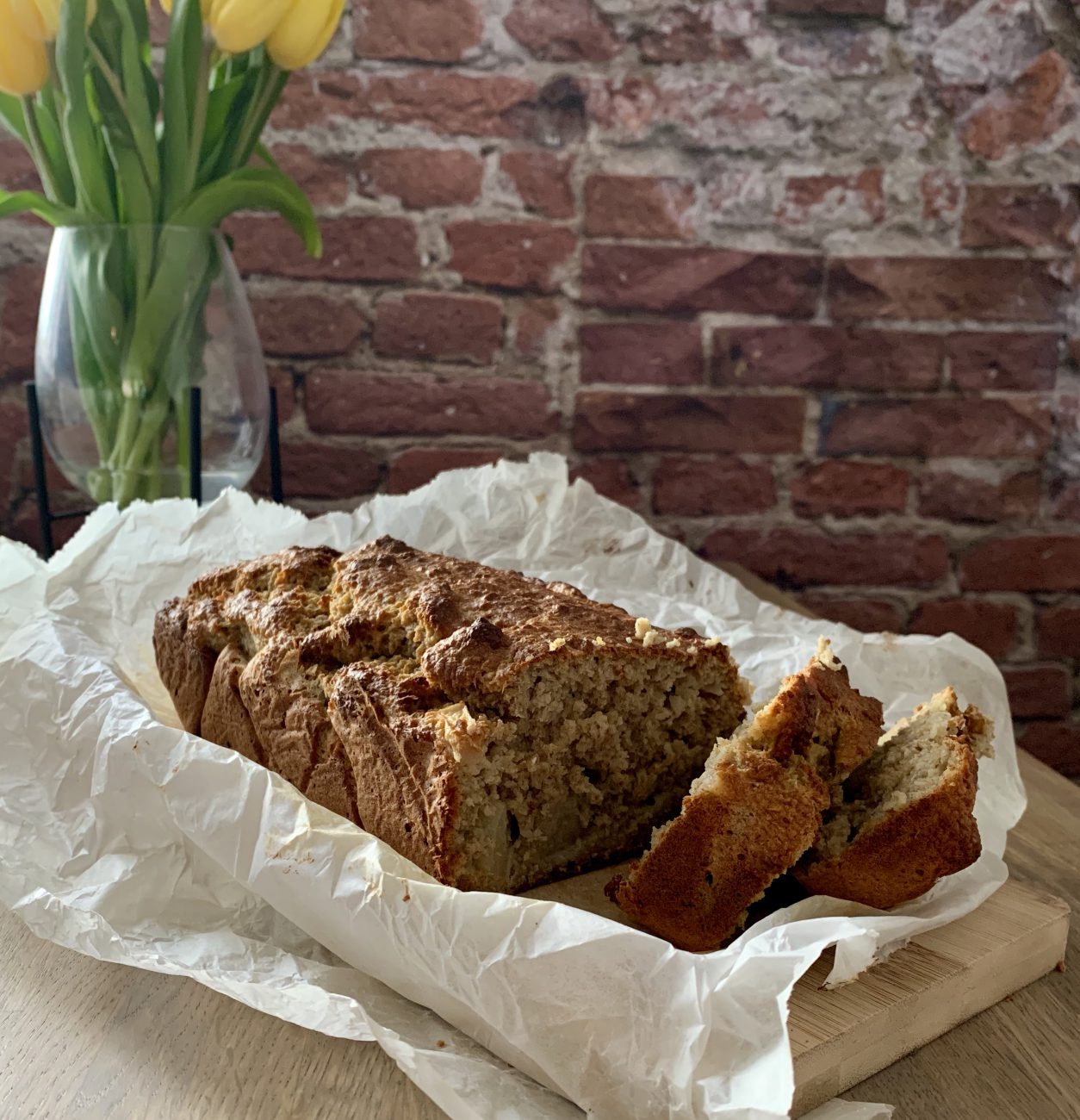 Bananenbrood met appel en rozijnen