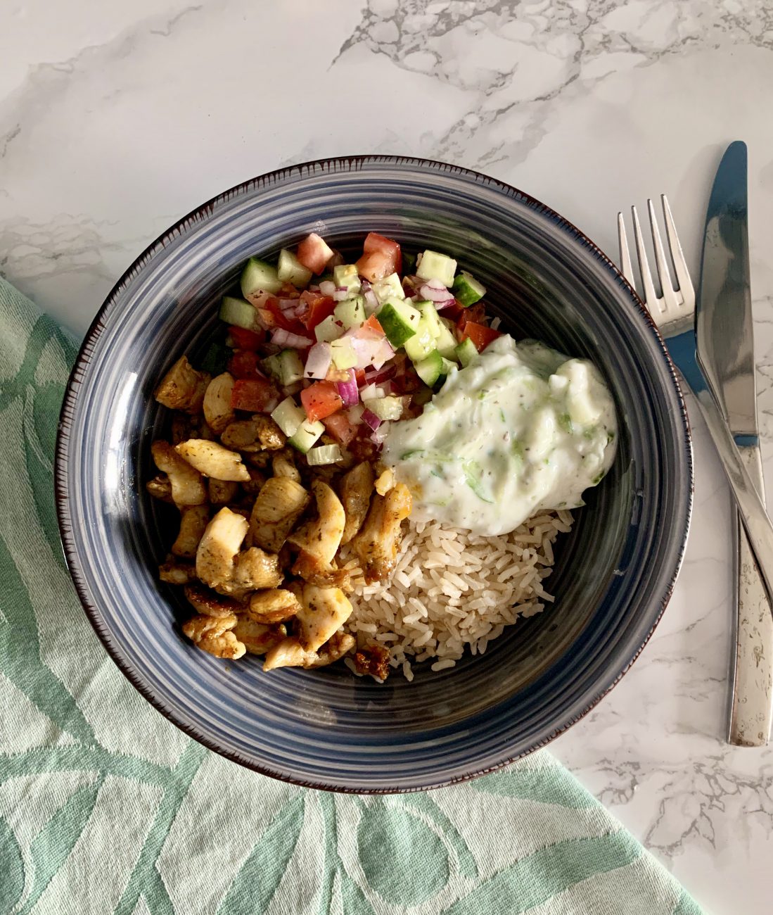 Griekse bowl met gyros en tzatziki