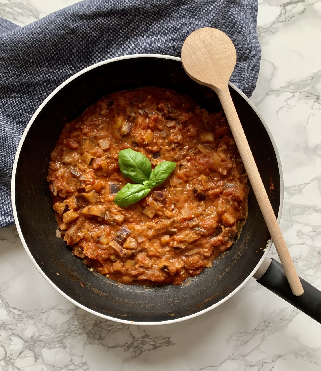 Vegetarische pastasaus met aubergine en mozzarella